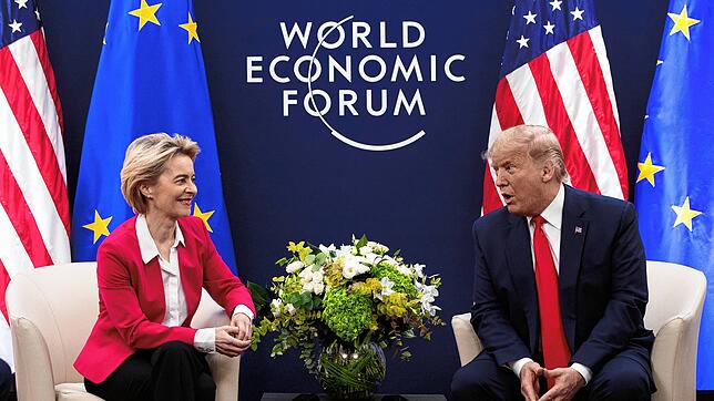 Ursula von der Leyen (l), Präsidentin der Europäischen Kommission, trifft US-Präsident Donald Trump im Januar 2020 auf dem ...