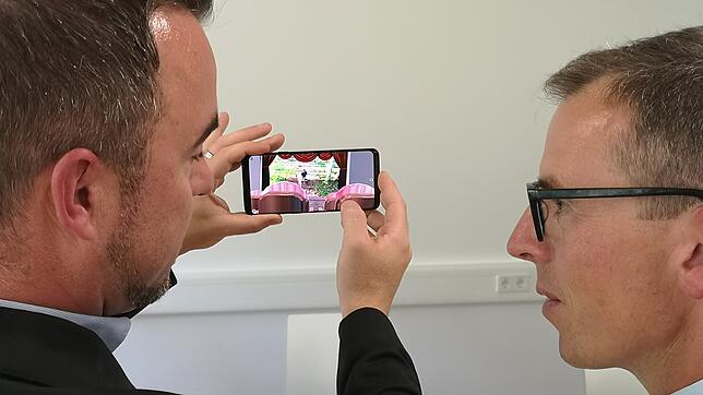 Exklusiv-Vorschau für den Landrat im Städtele-Saal des Feuerwehrhauses : Bürgermeister Markus Keller (links) zeigt Sven Hinterseh einen ...