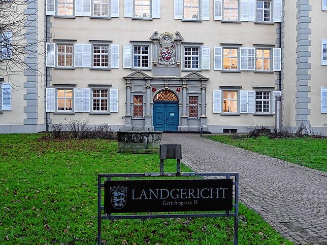 Ein 61-jähriger und eine 42-Jährige müssen sich wegen schweren Betrugs am Landgericht in Konstanz verantworten. (Symbolbild)