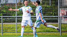 Volltreffer: Marco Romano verwandelt eine Ecke direkt zum 2:0 für den SV Herten beim 4:2 gegen den FC Rot-Weiß Weilheim, Ciro Di Feo ...