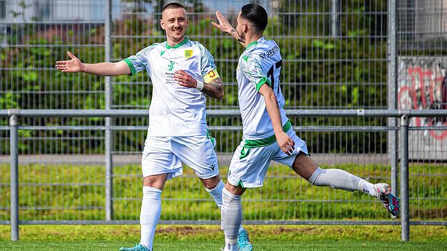 Volltreffer: Marco Romano verwandelt eine Ecke direkt zum 2:0 für den SV Herten beim 4:2 gegen den FC Rot-Weiß Weilheim, Ciro Di Feo ...