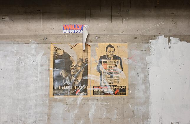 Zeugnisse einer Stadt, in der die SPD traditionell stark war: „Willy Brandt muss Kanzler bleiben“, heißt es auf dem Sticker ...