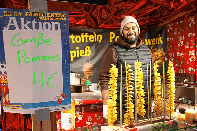 Eine große Portion Pommes kostet beim Familientag am Stand Pommeswerk 4 Euro statt 5 Euro. Im Bild Mahhood Malik.
