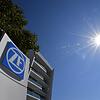 Das Logo des Automobilzulieferers ZF vor dem ZF-Forum in Friedrichshafen. Bild: dpa
