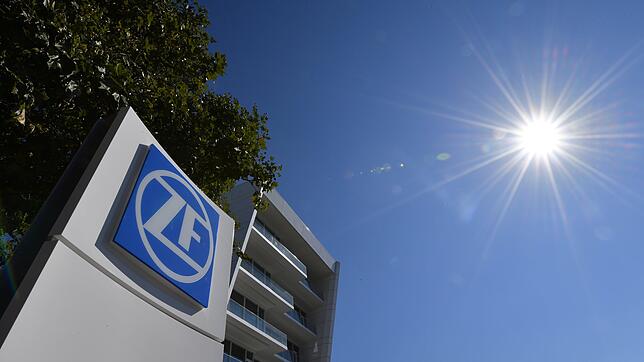 Das Logo des Automobilzulieferers ZF vor dem ZF-Forum in Friedrichshafen. Bild: dpa