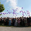 Vor dem Abiball der Absolventen des Markdorfer Bildungszentrums im Überlinger Kursaal lassen die 56 Abiturienten lilafarbene Luftballons ...