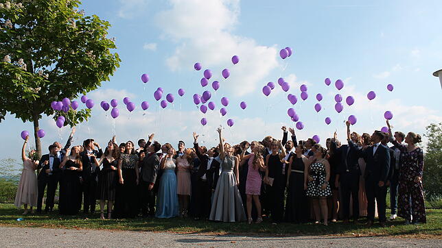 Vor dem Abiball der Absolventen des Markdorfer Bildungszentrums im Überlinger Kursaal lassen die 56 Abiturienten lilafarbene Luftballons ...