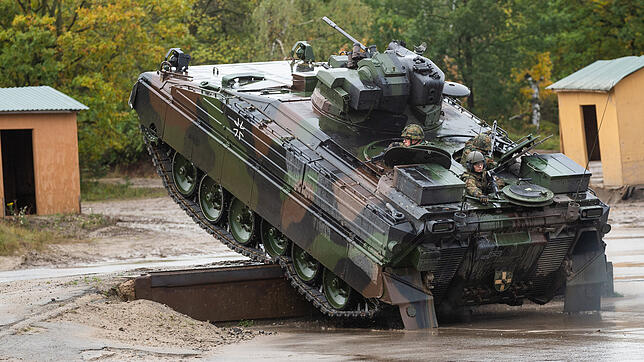 Der Schützenpanzer &bdquo;Marder&ldquo; der Bundeswehr bei einer Übung. Seine Maschinenkanone verschießt Munition vom Kaliber 20 ...