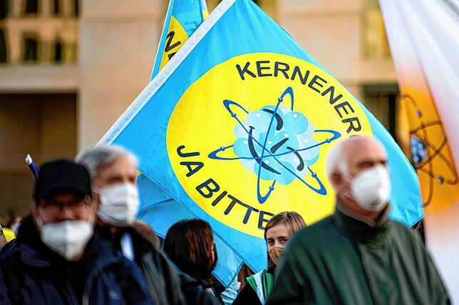 Ein Teilnehmer hält auf einer Demonstration des Vereins Nuklearia e.V. für den Erhalt von Atomkraft und Atomkraftwerken vor dem ...