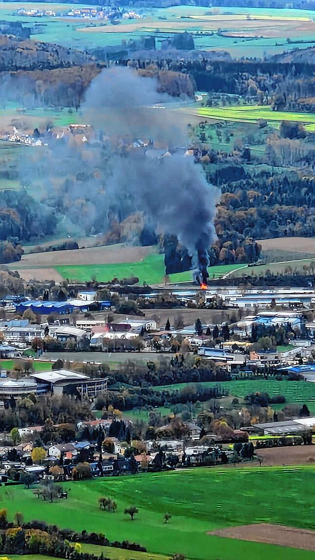Die Rauchsäule des Fahrzeugbrandes war im Hegau kilometerweit zu sehen.