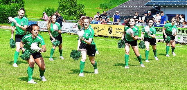 Bild 2: SV Waldhaus startet mit Remis und Cheerleader-Auftritt ins eigene Turnier – wir haben Bilder!