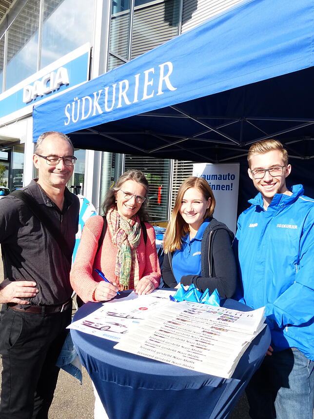 Martin und Birgit Lieb (von links) hoffen auf Glück beim Preisausschreiben am SÜDKURIER-Stand, den Isabel Krüger und Linus Heisrath ...