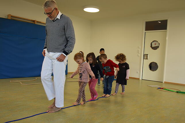Wolff Voltmer, Chefarzt für Chirurgie und Orthopädie am Hegau-Bodensee-Klinikum Radolfzell, zeigt Kindern des Familienzentrums St. ...