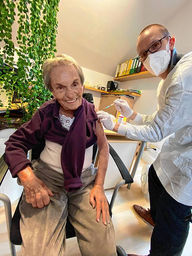 Die 84-jährige Ingeborg Rolle erhält als erste Person im Landkreis Waldshut eine Schutzimpfung gegen Corona.