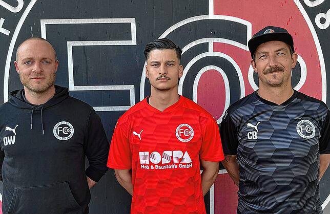 Zugang vom Nachbarn: Ibrahim Güler kommt vom SV BW Murg zum FC 08 Bad Säckingen. Sportchef Dominik Wunderle (links) und Trainer Clemens ...