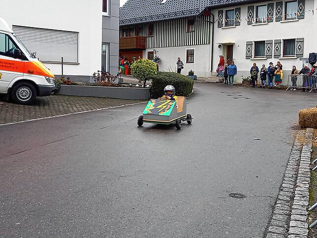 Bild 2: So rasant ging es beim Kärrelerennen in Hepbach zu