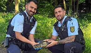 Neben der Feuerwehr waren auch Konstanzer Polizeibeamte am Einsatz am Freitag, 13. Juni, beteiligt. Hier zeigen sie die täuschend echt ...