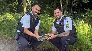 Neben der Feuerwehr waren auch Polizisten an dem Einsatz beteiligt, bei dem sie Mitte Juni eine täuschend echte Attrappe eines ...