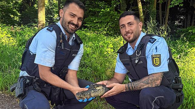 Neben der Feuerwehr waren auch Konstanzer Polizeibeamte am Einsatz am Freitag, 13. Juni, beteiligt. Hier zeigen sie die täuschend echt ...