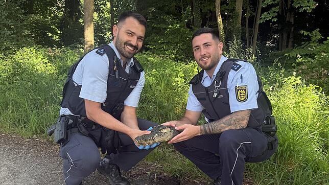 Neben der Feuerwehr waren auch Polizisten an dem Einsatz beteiligt, bei dem sie Mitte Juni eine täuschend echte Attrappe eines ...