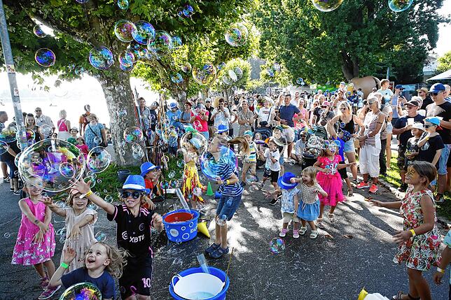 Mit einer Riesen-Seifenblasen-Show verzauberten Straßenkünstler in der Seestraße die jungen Seenachtfest-Besucher.