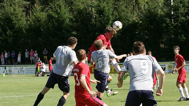 Uwe Knaak steigt zum Kopfball hoch. Der TuS Bonndorf versäumte es beim 1:1 gegen den SV Hinterzarten, vor der Pause alles klar zu ...