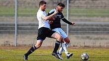 Der SV Mühlhausen (Marc Labusch, links) hatte lange Zeit zu kämpfen, setzte sich dann aber doch noch mit 2:0 gegen den SV Worblingen ...
