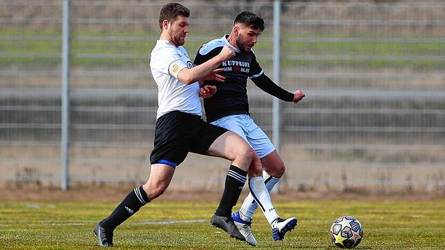 Der SV Mühlhausen (Marc Labusch, links) hatte lange Zeit zu kämpfen, setzte sich dann aber doch noch mit 2:0 gegen den SV Worblingen ...