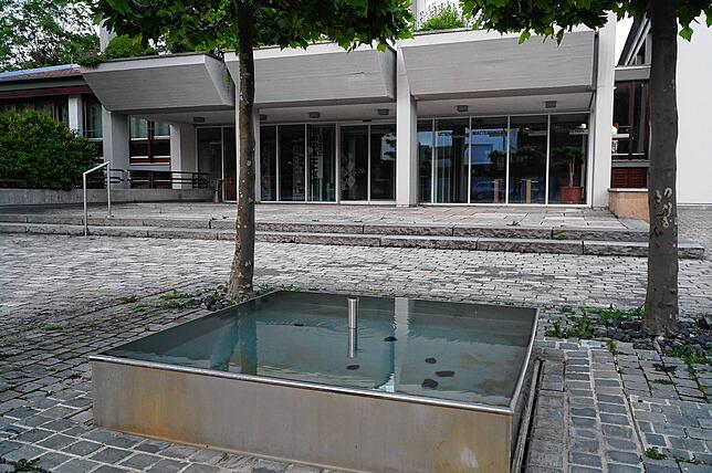 Aus diesem Brunnen vor dem Tengener Rathaus sollen Wasserläufe entspringen und die Lebens- und Aufenthaltsqualität in der neu ...