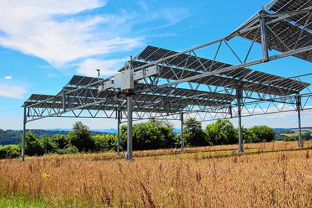Auf einem Acker der Hofgemeinschaft Heggelbach in Herdwangen Schönach steht die Agri-Photovoltaikanlage, die zusammen mit dem ...