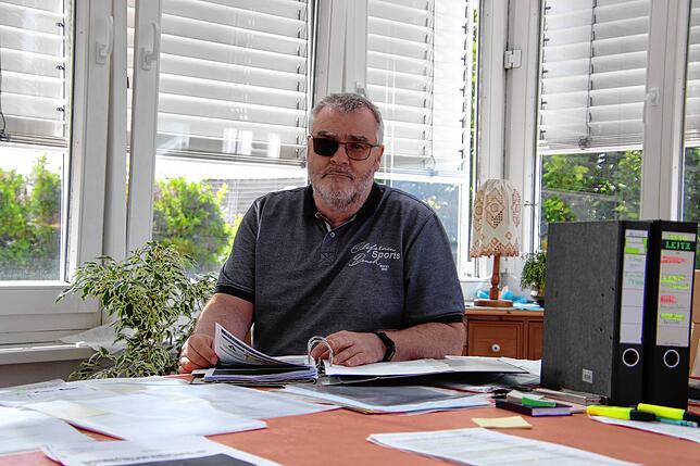 Heruntergelassene Jalousien: Dietmar Scherer zwischen Studien, Arztberichten, Untersuchungsdaten. Der 58-Jährige fühlt sich nur noch in ...