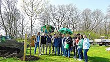 An der Baumpflanzaktion beteiligt (von links): Gemeinderat Tobias Stekeler, Reiner Bierig (VGL-Chef), Stephan Frickinger (BM ...
