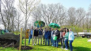 An der Baumpflanzaktion beteiligt (von links): Gemeinderat Tobias Stekeler, Reiner Bierig (VGL-Chef), Stephan Frickinger (BM ...