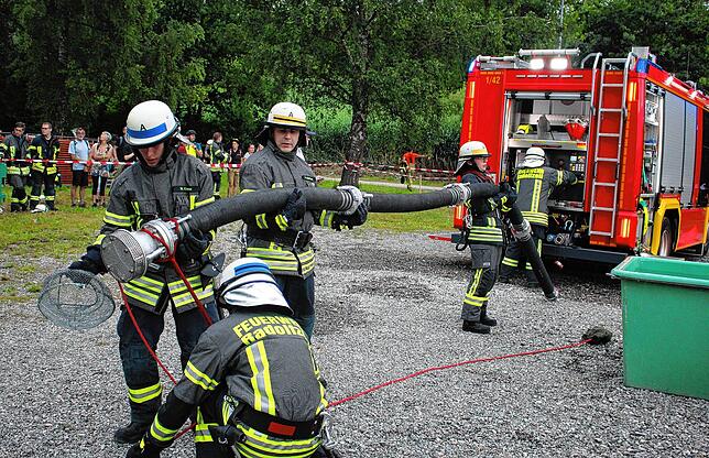 Diese Gruppe der Feuerwehr Radolfzell baut beim simulierten Löschangriff eine Schlauchleitung vom Fahrzeug zur Wasserentnahmestelle auf.