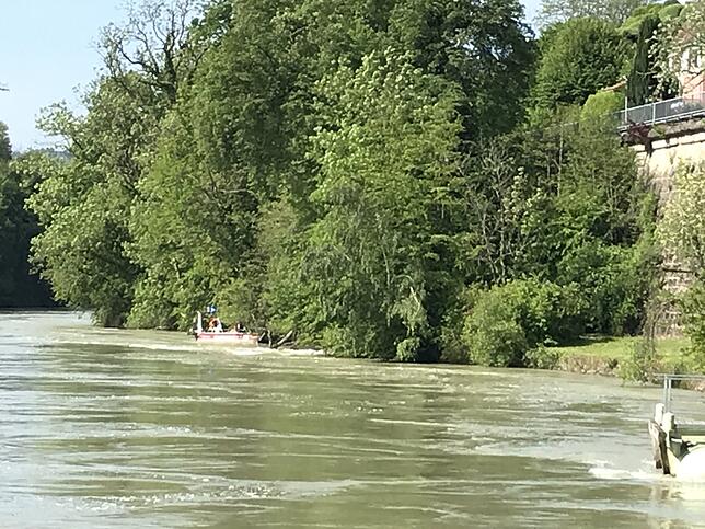 Die nach den Regenfällen der vergangenen Tage starke Stömung erschwerte die Rettungsarbeiten erheblich. Rechts am Bildrand die ...