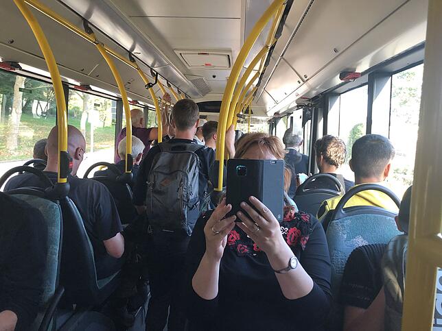 Stehplätze: Während der Stoßzeiten sind die Busse voll. Einige müssen stehen.