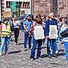 Mit Bannern und Plakaten demonstrieren die Teilnehmer bei der dritten Anti-Corona-Kundgebung, die am Samstag auf dem Villinger ...