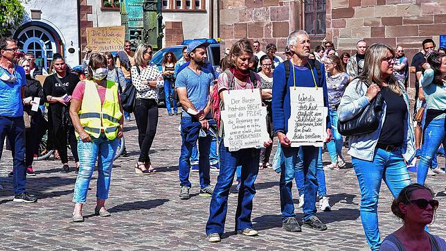 Mit Bannern und Plakaten demonstrieren die Teilnehmer bei der dritten Anti-Corona-Kundgebung, die am Samstag auf dem Villinger ...