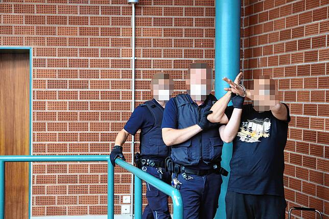 Der Angeklagte Michael A., als er von Justizwachebeamten in den Gerichtssaal geführt wird.
