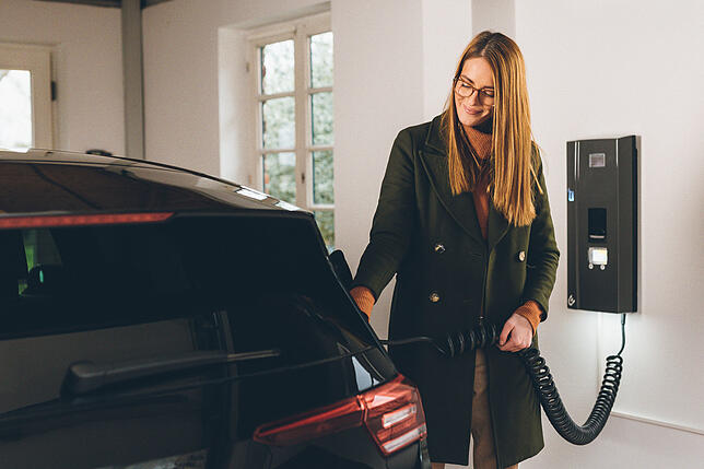 Wer sich für ein Elektroauto entscheidet, der wird künftig mehr Strom brauchen. Das hat auch Einfluss auf die Größe des Energiespeichers ...