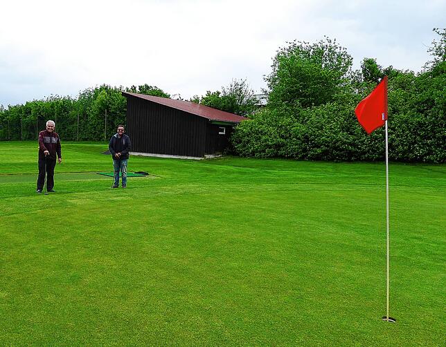 Golflehrer Gerhard Koenig (links) und Vorstandsmitglied Rüdiger Zimmermann am Putting Green der Golfanlage in Unterhomberg.