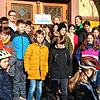 Schulleiterin Kerstin Schuldt hält das Schild &bdquo;Fahrradfreundliche Schule&ldquo; hoch. Mit im Bild Schüler der Klasse 5a sowie ...