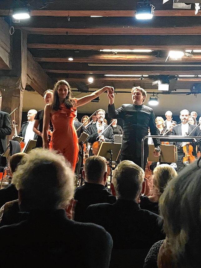Vivi Vassileva und Gabriel Venzago beim Applaus.