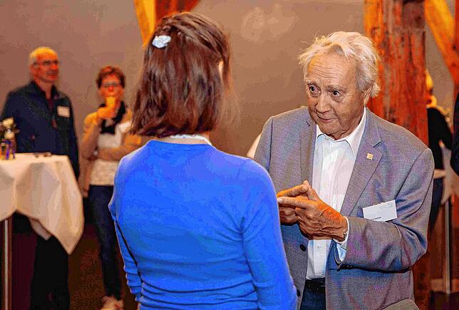 Gerd Springe im Gespräch mit einer Stipendiatin, die er im Vorjahr gefördert hat.