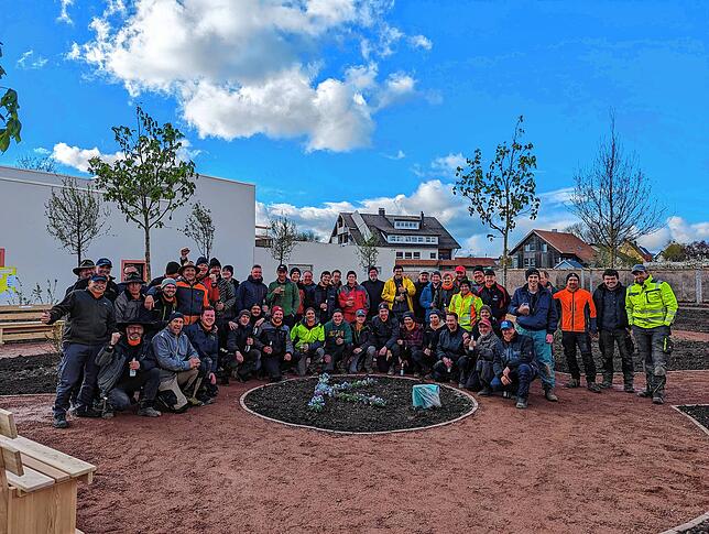 Das Helferteam nach dem Abschluss der 72Stunden-Aktion zur Neugestaltung des FF-Altenheimgartens