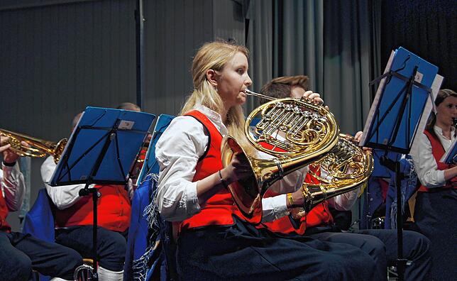 Die Hornisten vom Musikverein Immenstaad, hier Ramona Koppl, haben die Linzgauhalle Samstagabend beim "Kaiserwalzer" von Walzerkönig ...
