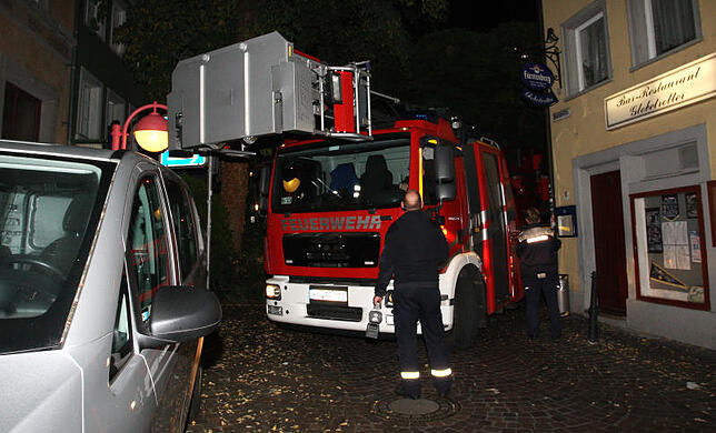 Kein Durchkommen: Mit der Drehleiter ist es unmöglich, von der Zogelmannstraße in die Hüetlinstraße einzubiegen. Der Parkplatz (links) ...