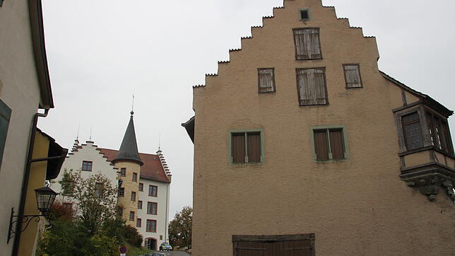 Beim Abschluss der Engener Altstadt-Sanierung stehen das frühere Kornhaus (Vordergrund) und das dahinter befindliche Krenkinger ...
