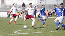 Der Schütze des ersten Tores, Pascal Heinig (am Ball) vom FC Hochemmingen, zieht ab. Der Immendinger Mario Sterk (rechts) versucht zu ...
