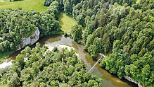 So sieht der fürstliche Park Inzigkofen mit Amalienfelsen, Eremitage, Steinwiese und Hängebrücke aus der Luft aus.
